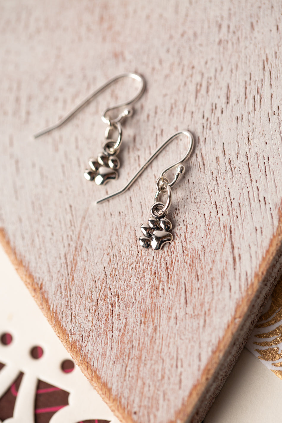 Sentiment Paw Simple Earrings